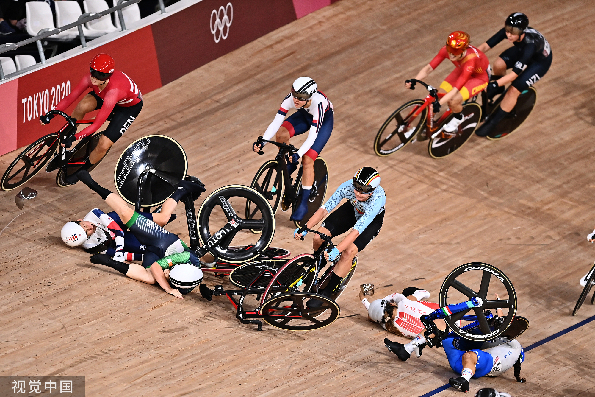 比赛中的意外发生让观众目不转睛