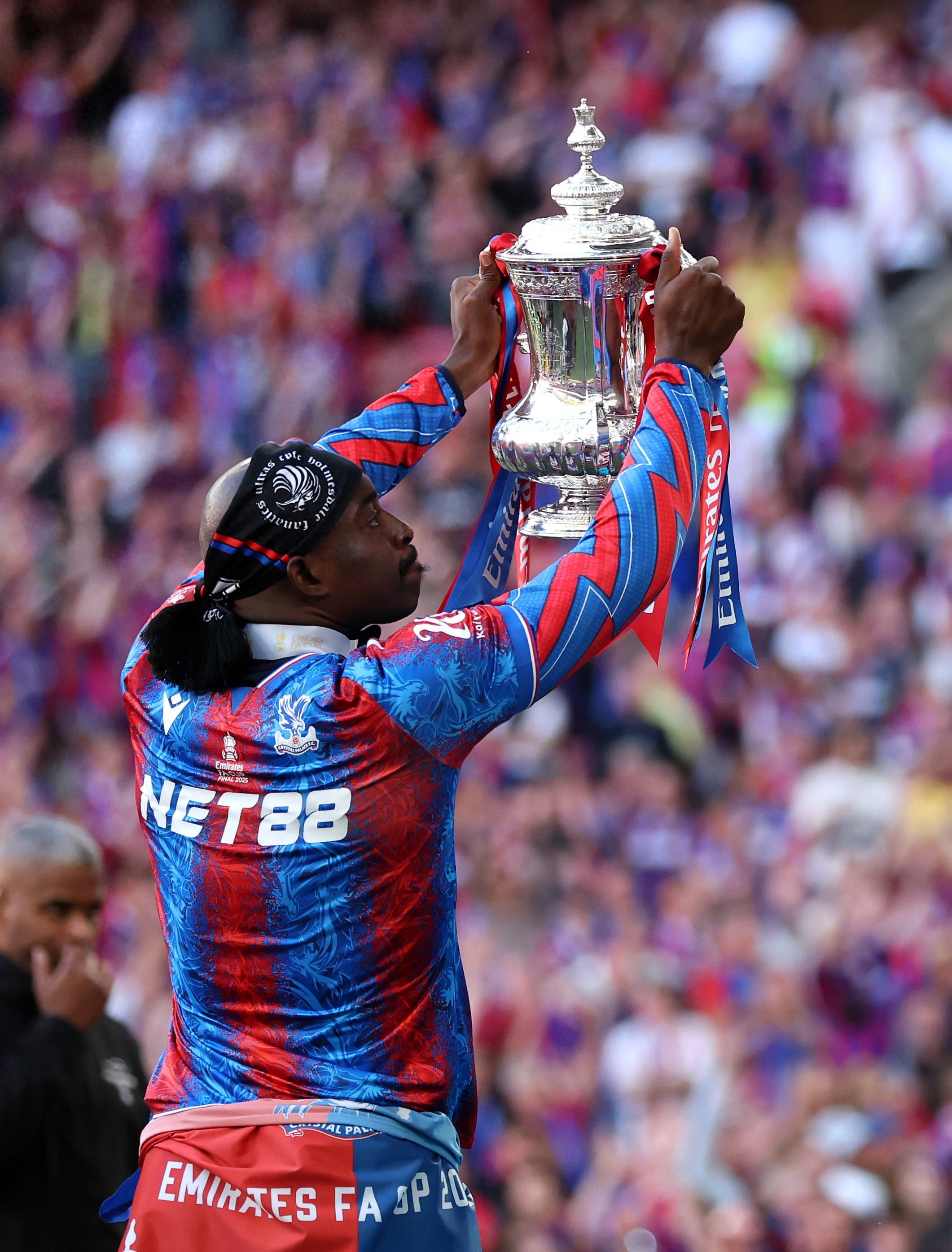 包含水晶宫迎来连胜，势头正旺球队信心大增的词条