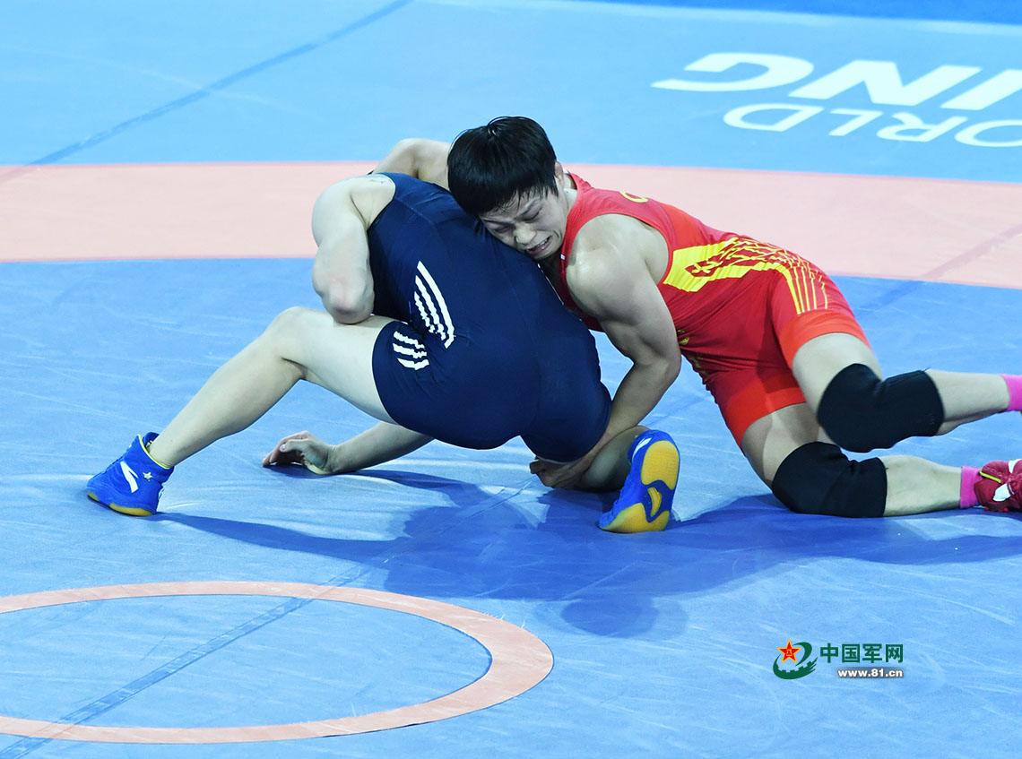 aoa体育体育在线登录-德国摔跤选手苦练技巧，斩获金牌
