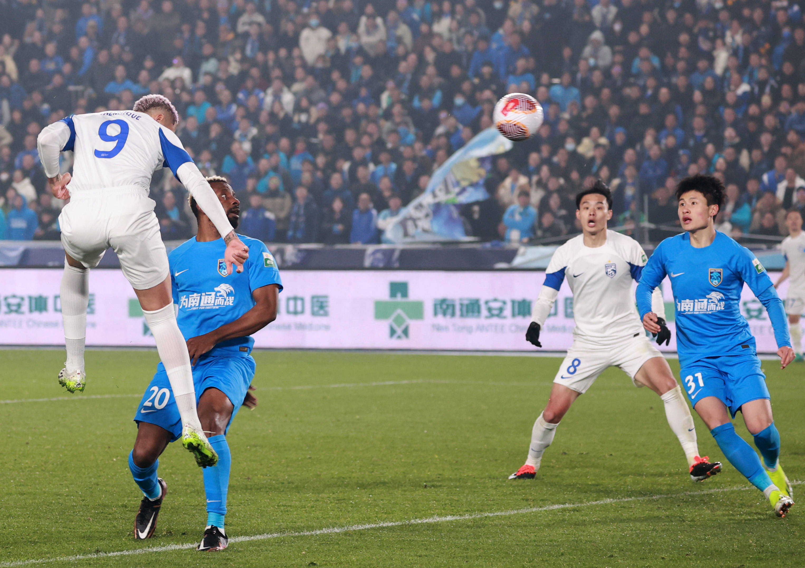 精彩足球对决精彩呈现，球迷热情高涨的简单介绍